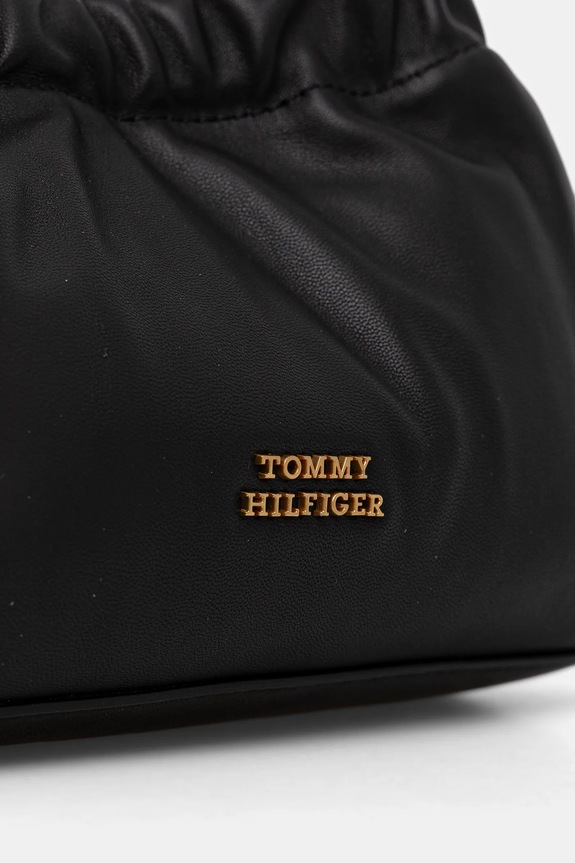 Usnjena torbica Tommy Hilfiger črna AW0AW18306