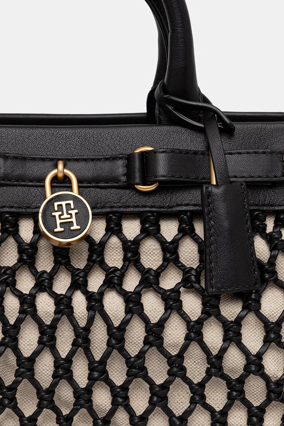 Tommy Hilfiger női bőr keresztpántos táska fekete AW0AW18542