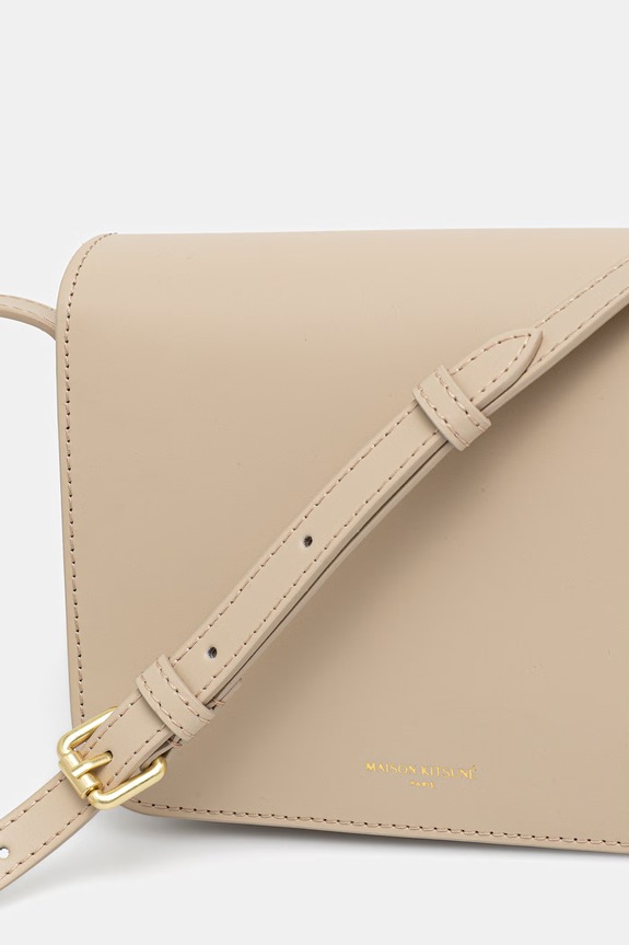 Maison Kitsuné Edie kožená crossbody kabelka béžová QU05170LR0001