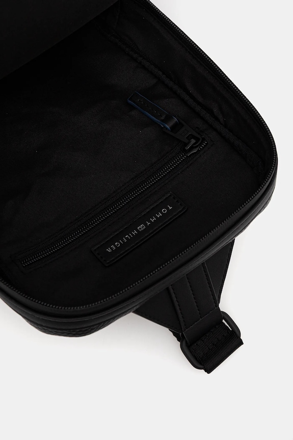 Malá taška Tommy Hilfiger AM0AM14024 čierna