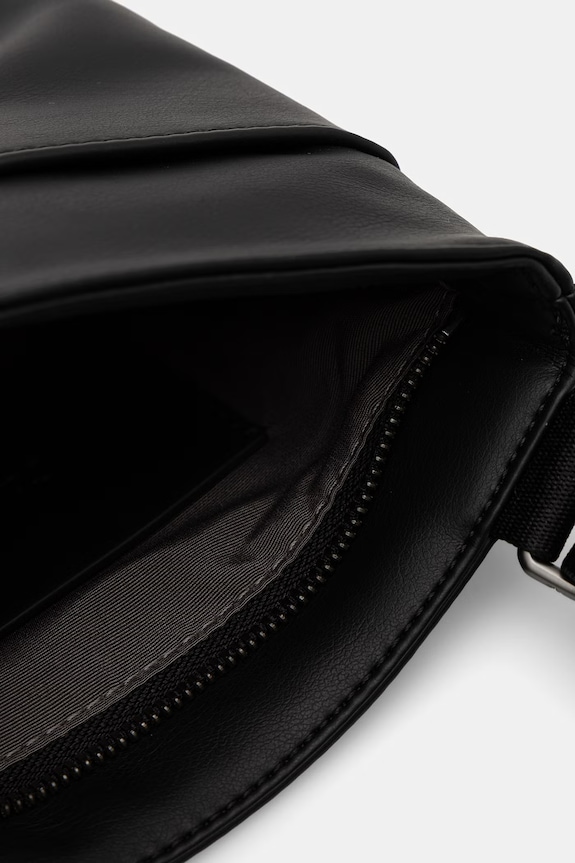 Calvin Klein saszetka na ramię męska z imitacji skóry LV04D3344G czarny