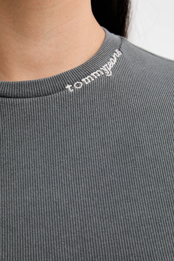 Тениска Tommy Jeans DW0DW22079 сив