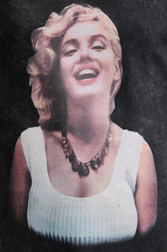 Guess T-shirt oversize damski bawełniany MARILYN MONROE W6BI52.K6659 czarny