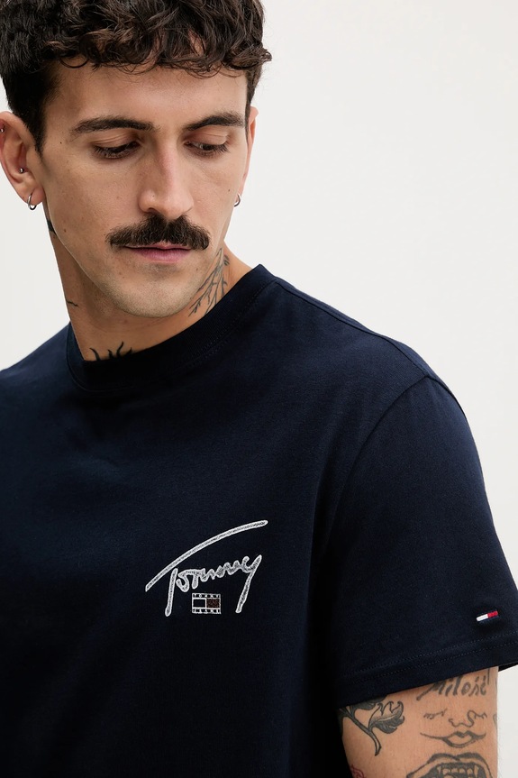 Βαμβακερό μπλουζάκι Tommy Jeans σκούρο μπλε DM0DM22320