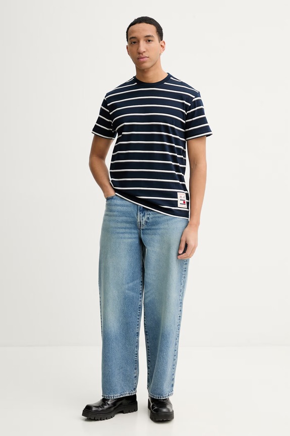 Bavlnené tričko Tommy Jeans DM0DM22325 tmavomodrá SS26