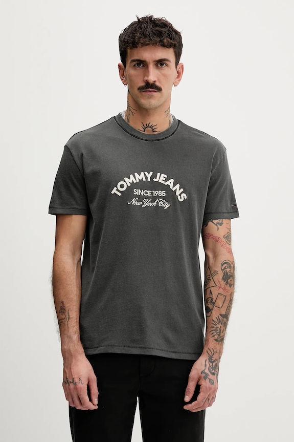 Bavlněné tričko Tommy Jeans nášivka šedá DM0DM22328