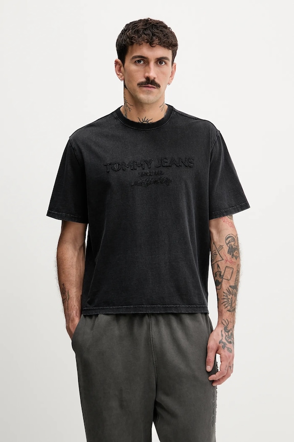 Βαμβακερό μπλουζάκι Tommy Jeans απλικέ μαύρο DM0DM22330