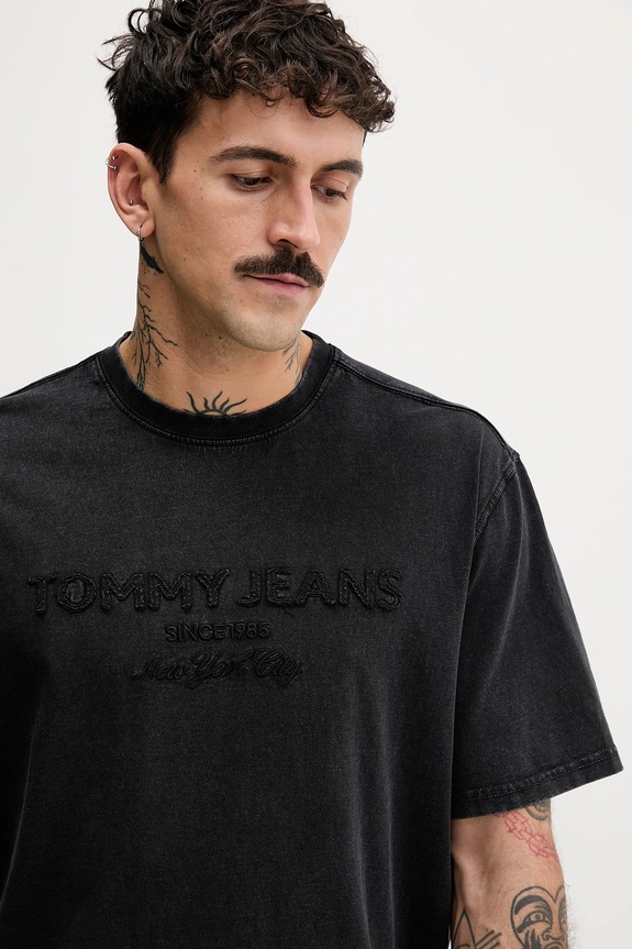 Βαμβακερό μπλουζάκι Tommy Jeans μαύρο DM0DM22330