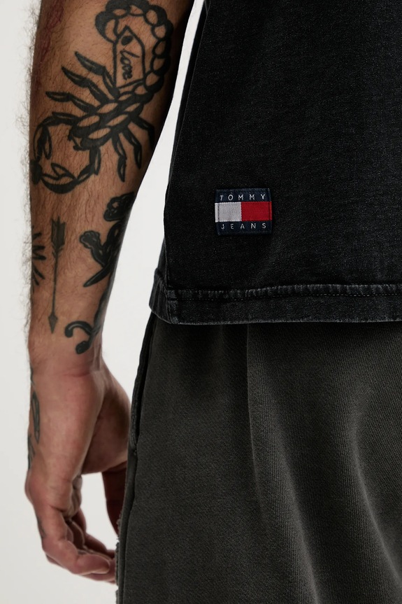 Βαμβακερό μπλουζάκι Tommy Jeans DM0DM22330 μαύρο