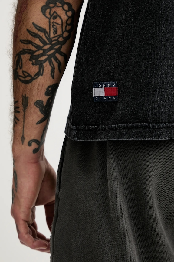 Βαμβακερό μπλουζάκι Tommy Jeans DM0DM22330 μαύρο