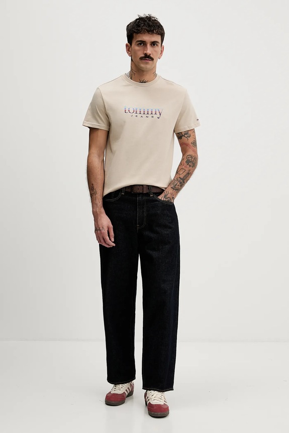 Βαμβακερό μπλουζάκι Tommy Jeans DM0DM22333 μπεζ SS26
