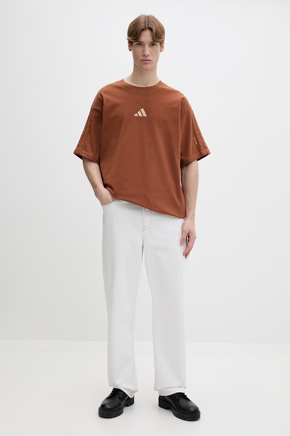 Βαμβακερό μπλουζάκι adidas KE5997 καφέ SS26