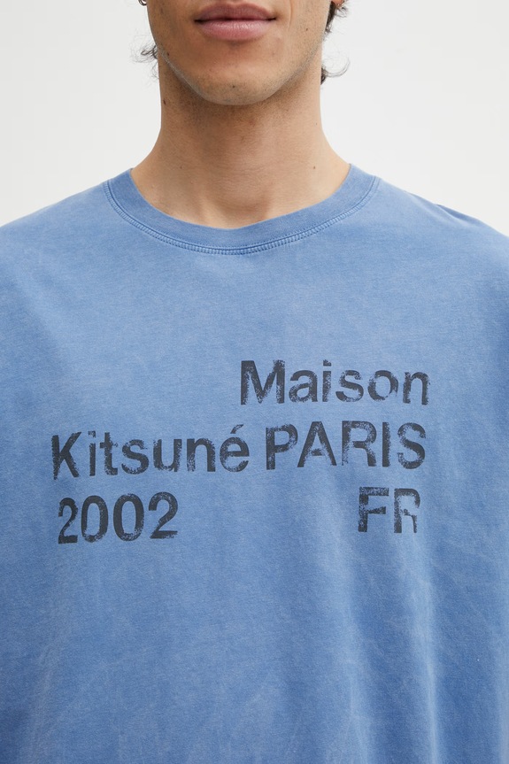 Maison Kitsuné 2002 уголемена тениска от памук мъжка син PM00124KJ7036
