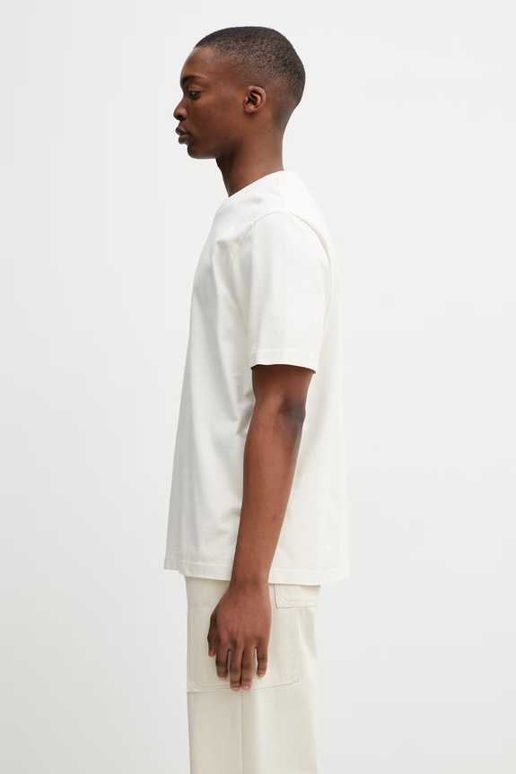 Maison Kitsuné tričko bavlněné pánské QM00100KJ7025 béžová SS26