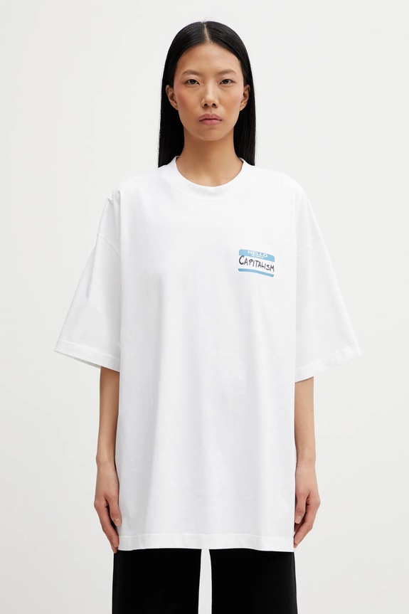 Bavlněné tričko VETEMENTS Sticker ME76TR227W bílá SS26