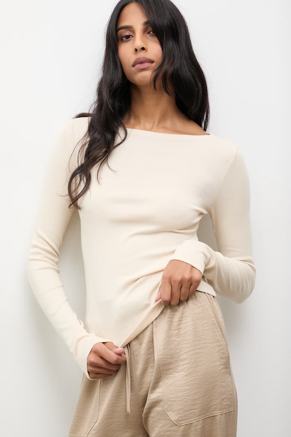 Answear.LAB longsleeve z elastanem beżowy dv.hit.sng.tak