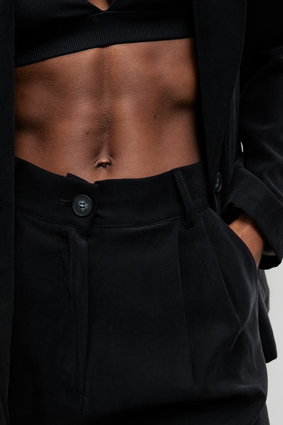 Answear.LAB σορτς κομψά Γυναικεία με βισκόζη 95067.iak μαύρο