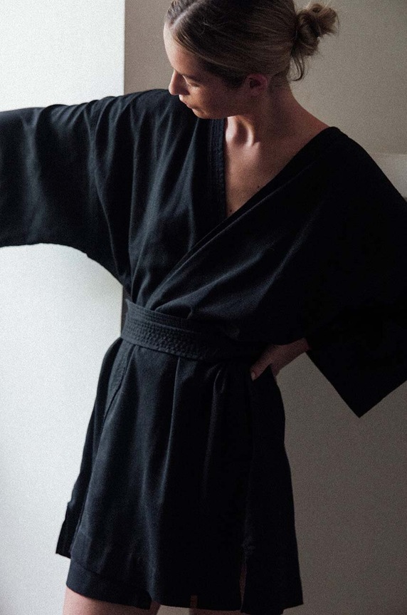 Φόρεμα από λινό μείγμα MUUV. MAISON MAHALI μακρύ μαύρο suk.kimono.MAISONMAHALI