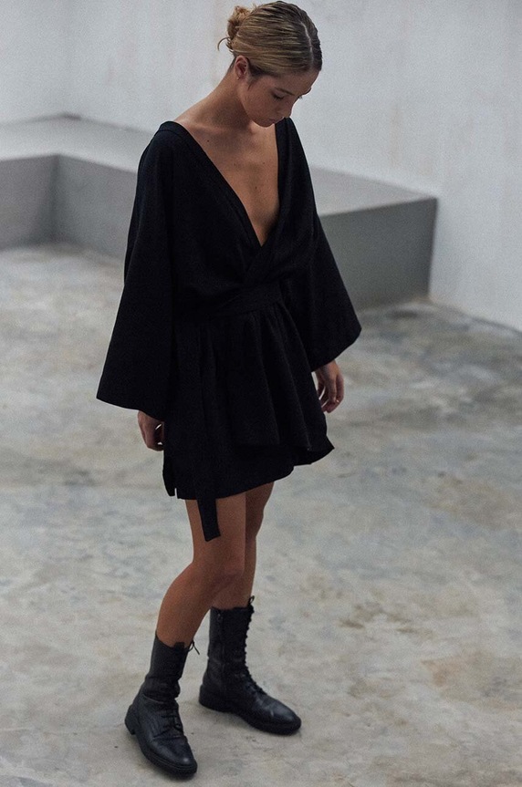 Φόρεμα από λινό μείγμα MUUV. MAISON MAHALI μαύρο suk.kimono.MAISONMAHALI