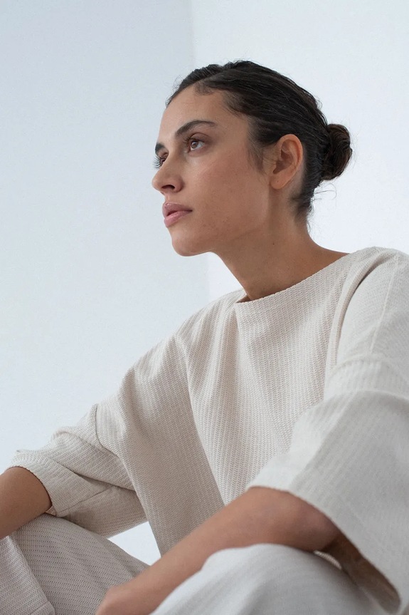 Muuv tricou pentru femei din bumbac MOAI bej longsleeve.MOAI