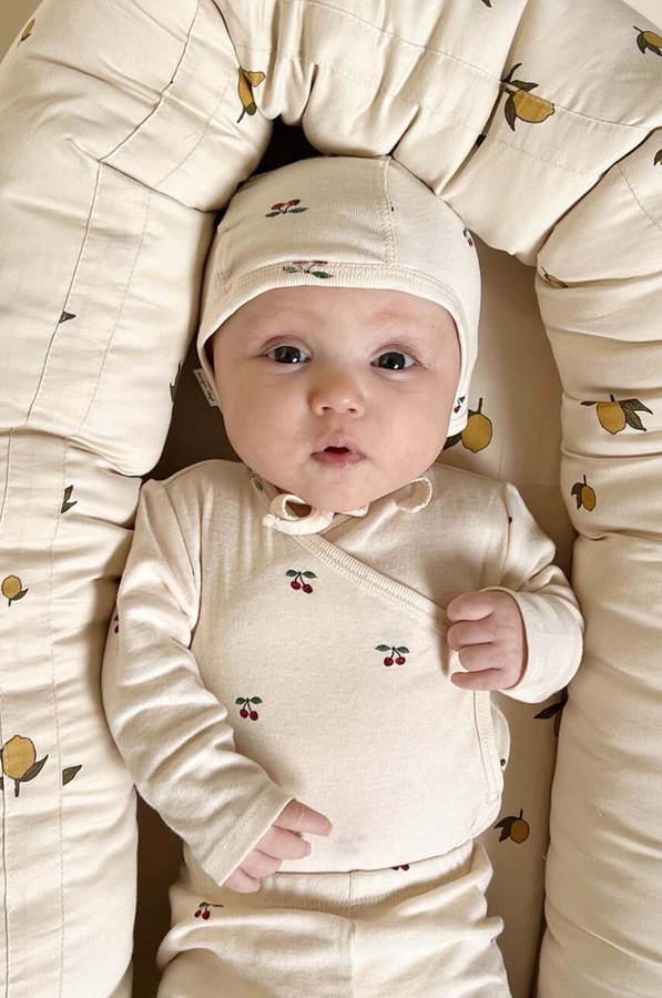 Бавовняна шапка для немовля Konges Sløjd BABY HELMET GOTS колір бежевий фото 2