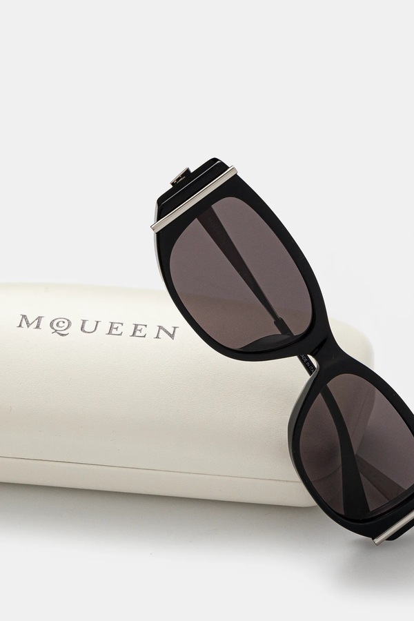 Солнцезащитные очки Alexander McQueen цвет черный фото 2