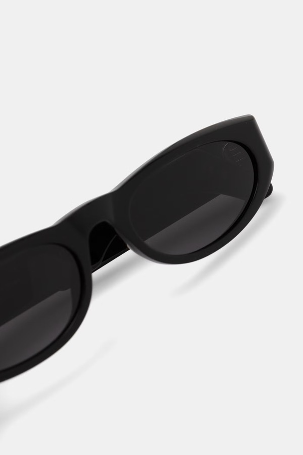 Сонцезахисні окуляри жіночі Valentino Eyewear колір чорний фото 2