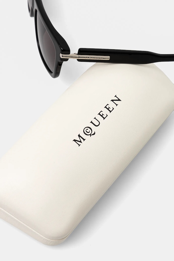 Солнцезащитные очки Alexander McQueen цвет черный фото 2