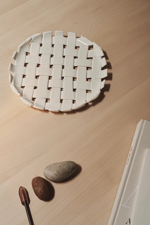 Декоративна тарілка Ferm Living Plait Platter колір білий