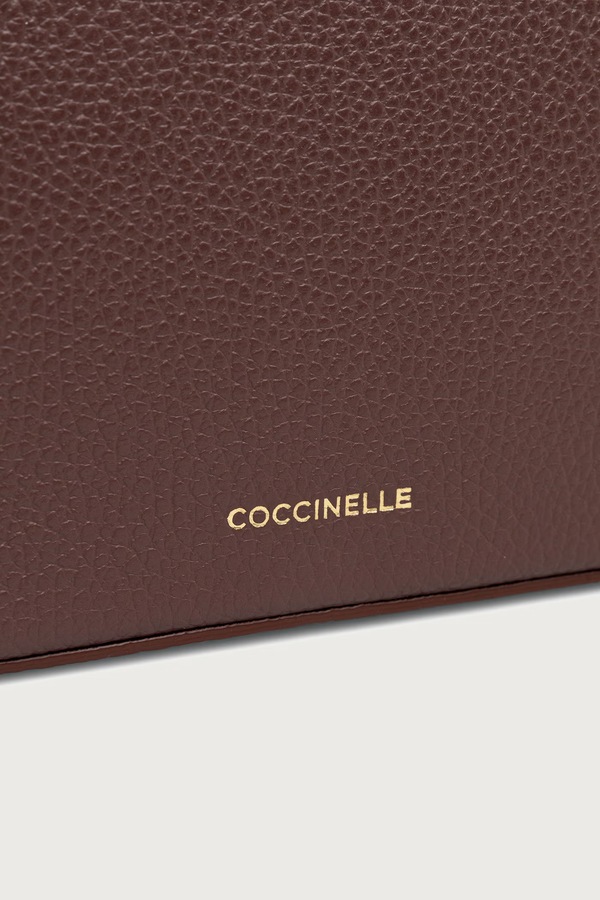 Сумка крос-боді жіноча шкіряна Coccinelle колір бордовий фото 4