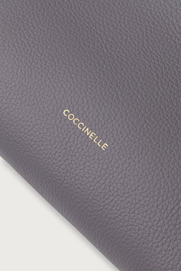 Сумка крос-боді жіноча шкіряна Coccinelle колір сірий фото 4
