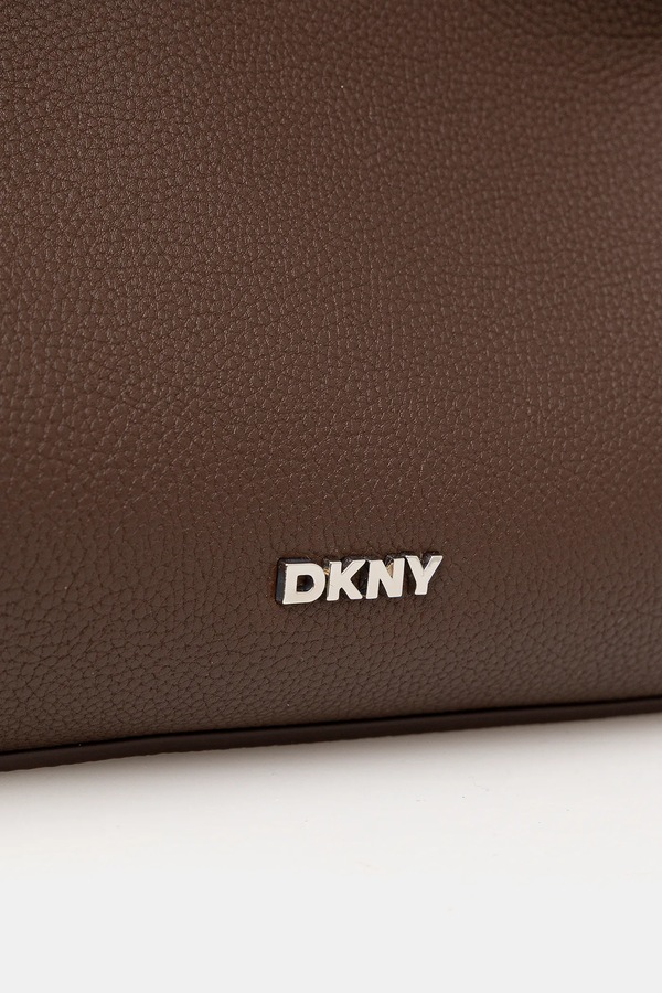 Сумка крос-боді жіноча зі штучної шкіри DKNY PAULA колір коричневий фото 4