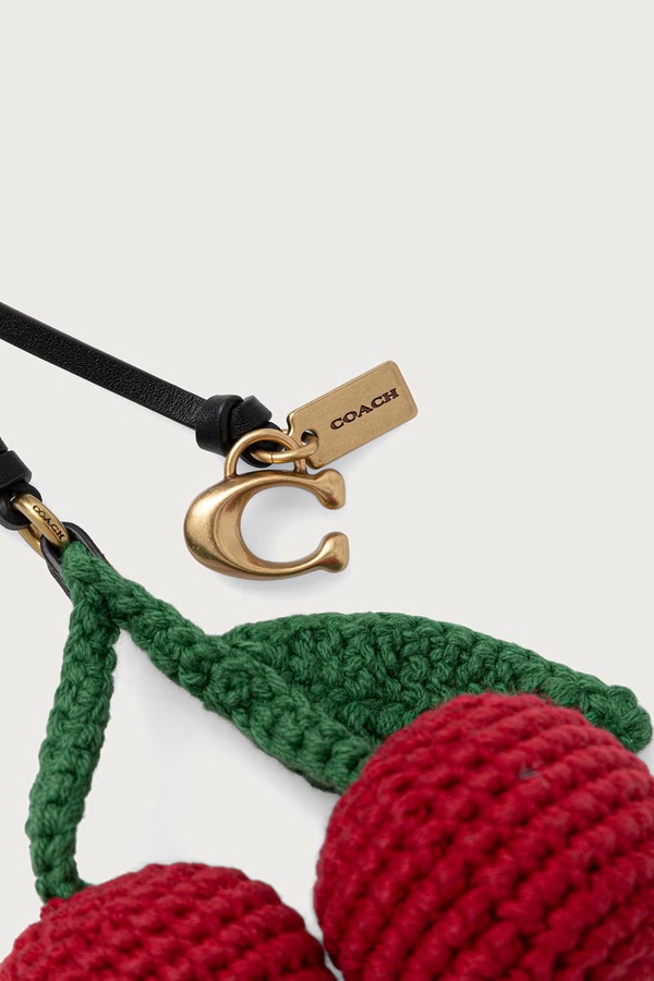 Брелок жіночий Coach Crochet Cherry Bag Charm колір червоний фото 2