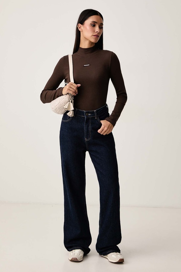 Лонгслів жіночий бавовняний з еластаном Guess Jeans колір коричневий