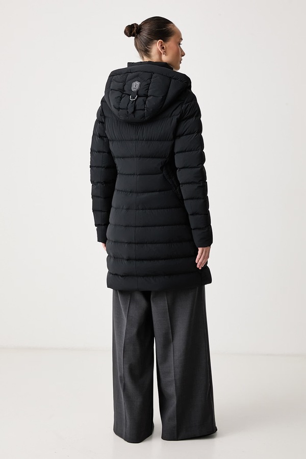 Пухова куртка жіноча Mackage колір чорний фото 3