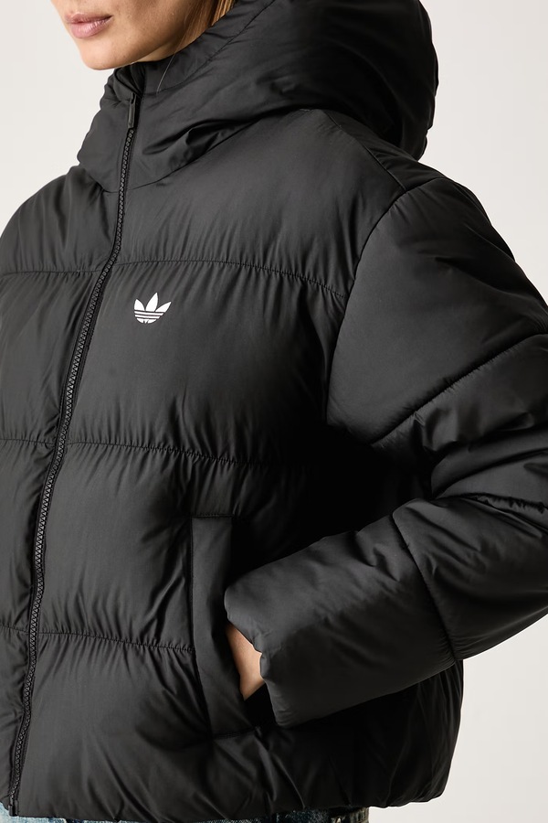 Стьобана куртка жіноча adidas Originals Hooded Padded колір чорний фото 4