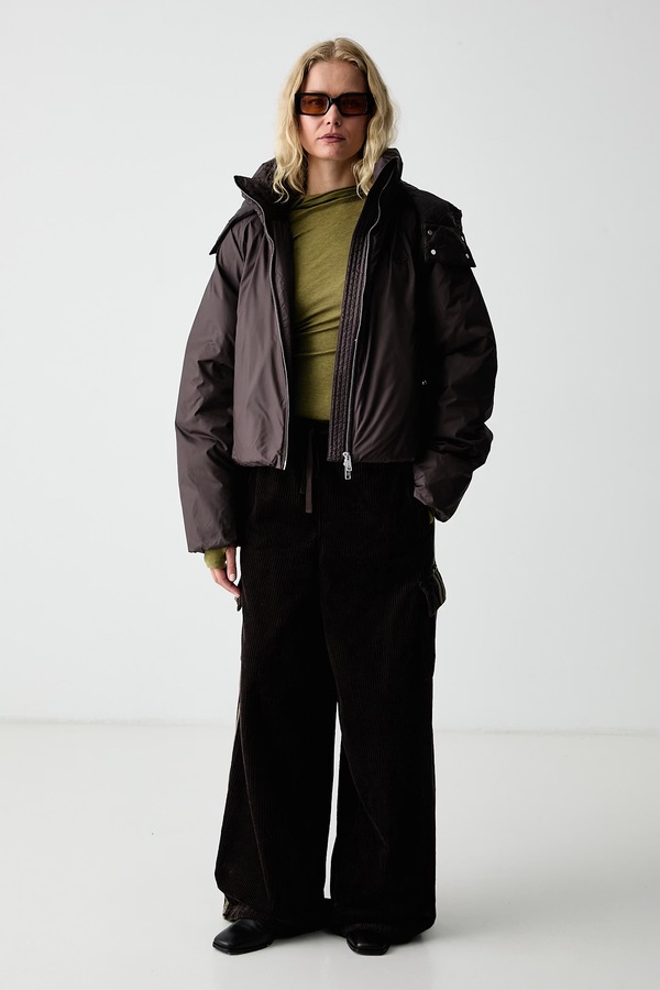 Коротка куртка жіноча adidas Originals Essentials Down Hooded Puffer колір коричневий фото 2
