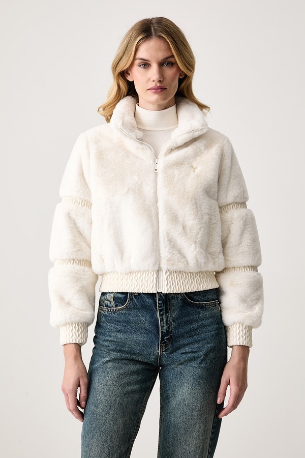 Коротка куртка жіноча Guess CARLA колір бежевий