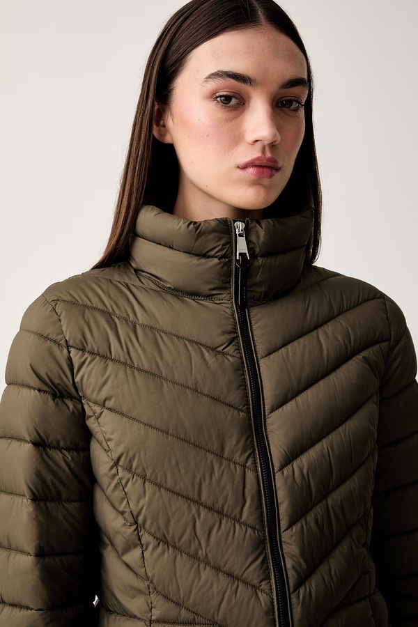 Стьобана куртка жіноча DKNY колір зелений фото 4