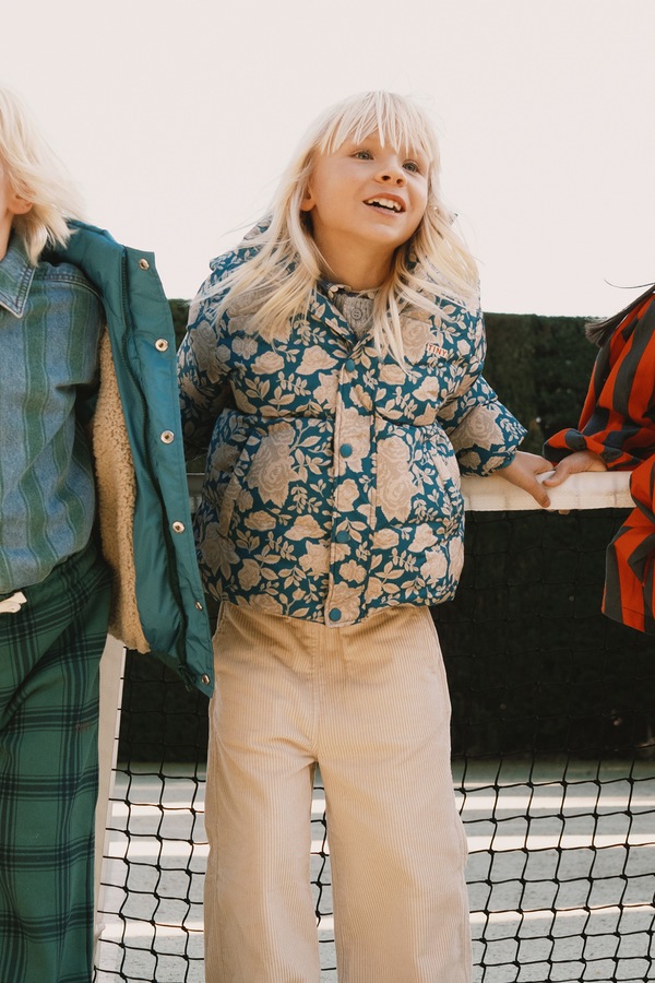 Стьобана куртка дитяча Tinycottons WHITE ROSES SHORT PADDED JACKET колір блакитний