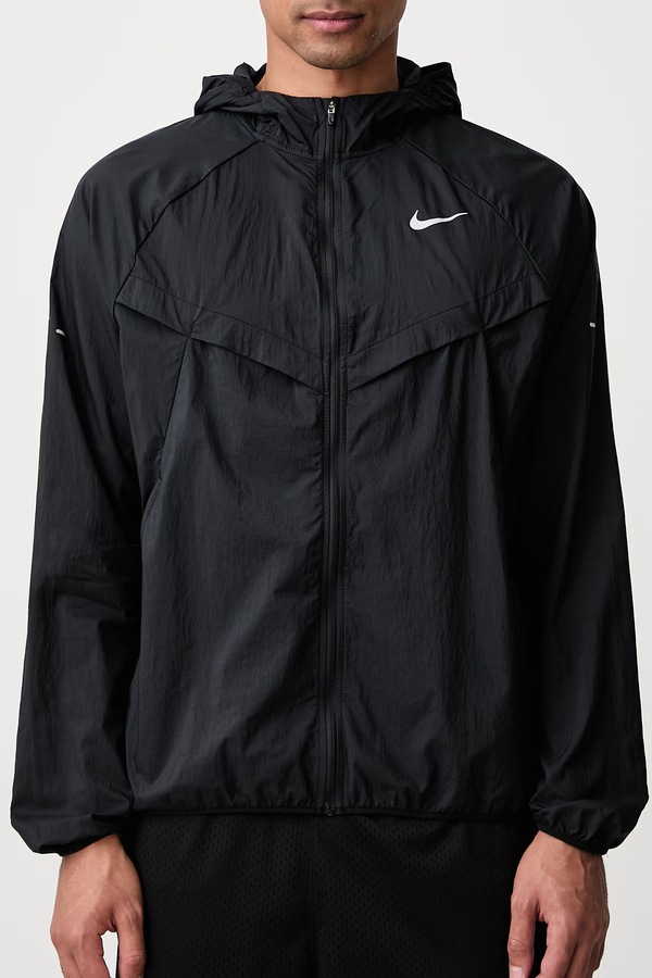 Спортивна куртка чоловіча Nike Stride UV Repel колір чорний фото 4