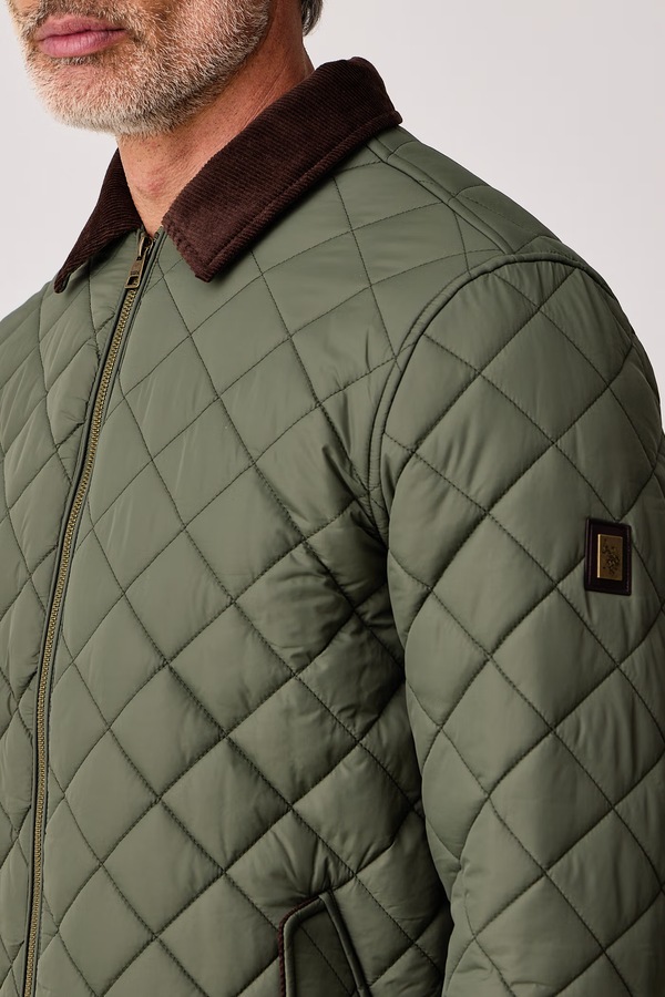 Стьобана куртка чоловіча U.S. Polo Assn. DIAMOND QUILT PADDED COLLARED колір зелений фото 4