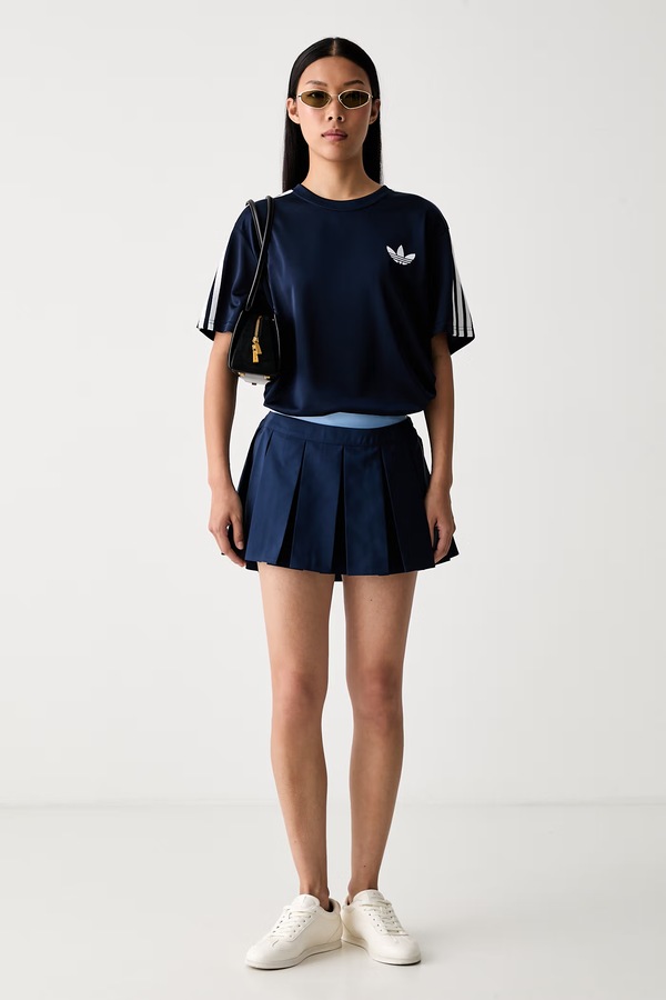 Плісирована спідниця adidas Originals колір темно-синій
