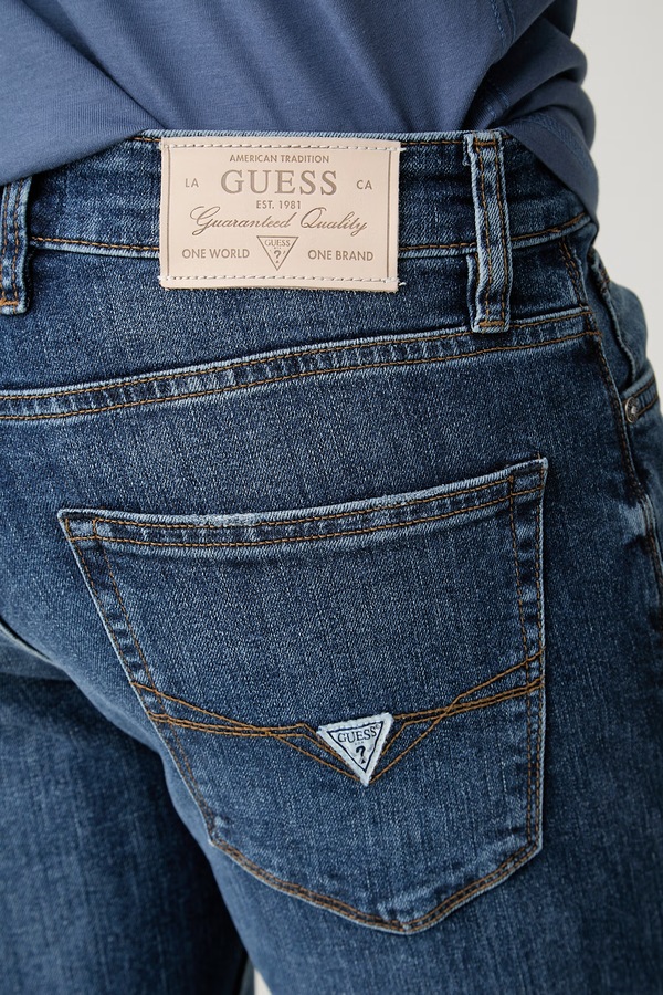 Джинси slim taper чоловічі Guess FINNLEY колір темно-синій фото 4