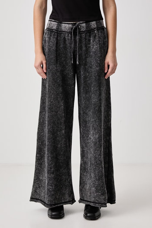 Спортивні штани жіночі з бавовною Juicy Couture ANNEN APPLIQUE WIDE LEG колір чорний