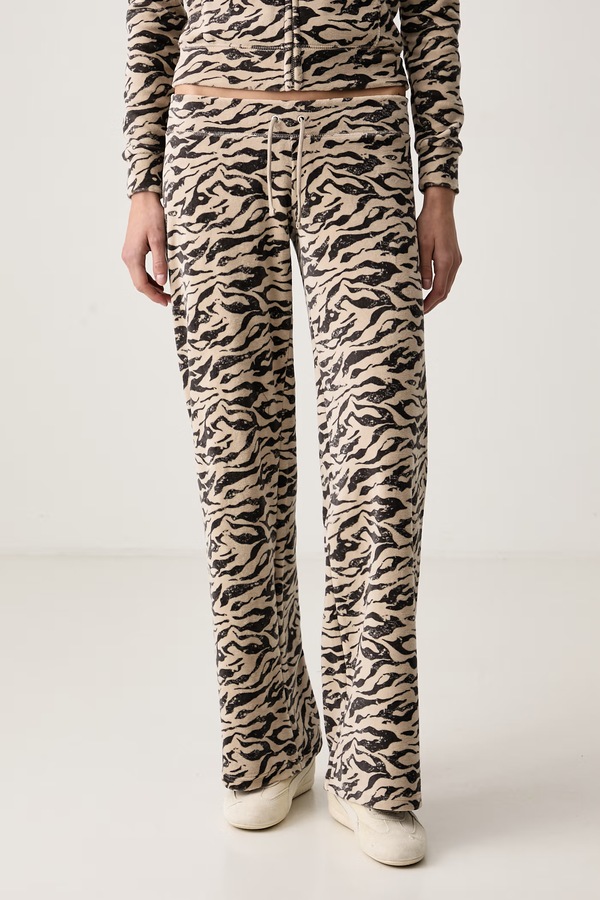 Штани straight жіночі з бавовною Juicy Couture CAMO ZEBRA WASHED OG STRAIGHT колір бежевий