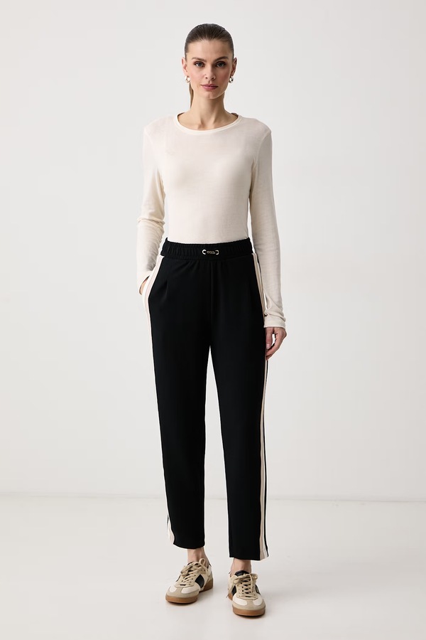 Спортивні штани жіночі з модалем BOSS Mirage_Pants Tapered колір чорний фото 2
