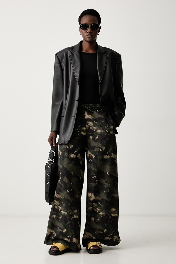 Спортивні штани жіночі adidas Originals Camouflage Adilenium колір зелений