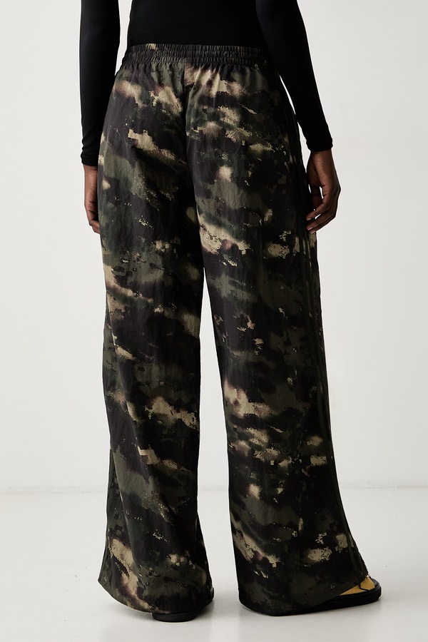 Спортивні штани жіночі adidas Originals Camouflage Adilenium колір зелений фото 2