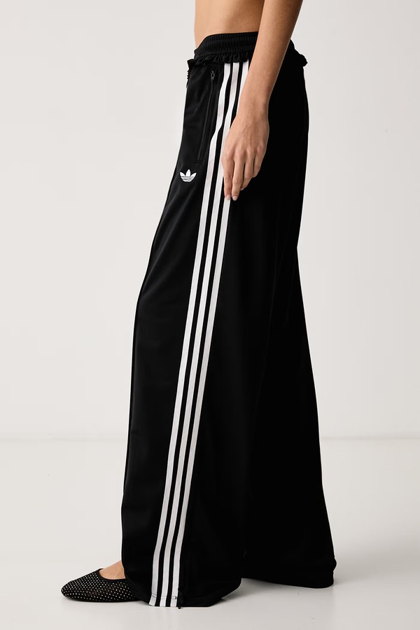 Штани wide leg жіночі adidas Originals Pleated Firebird колір чорний фото 4